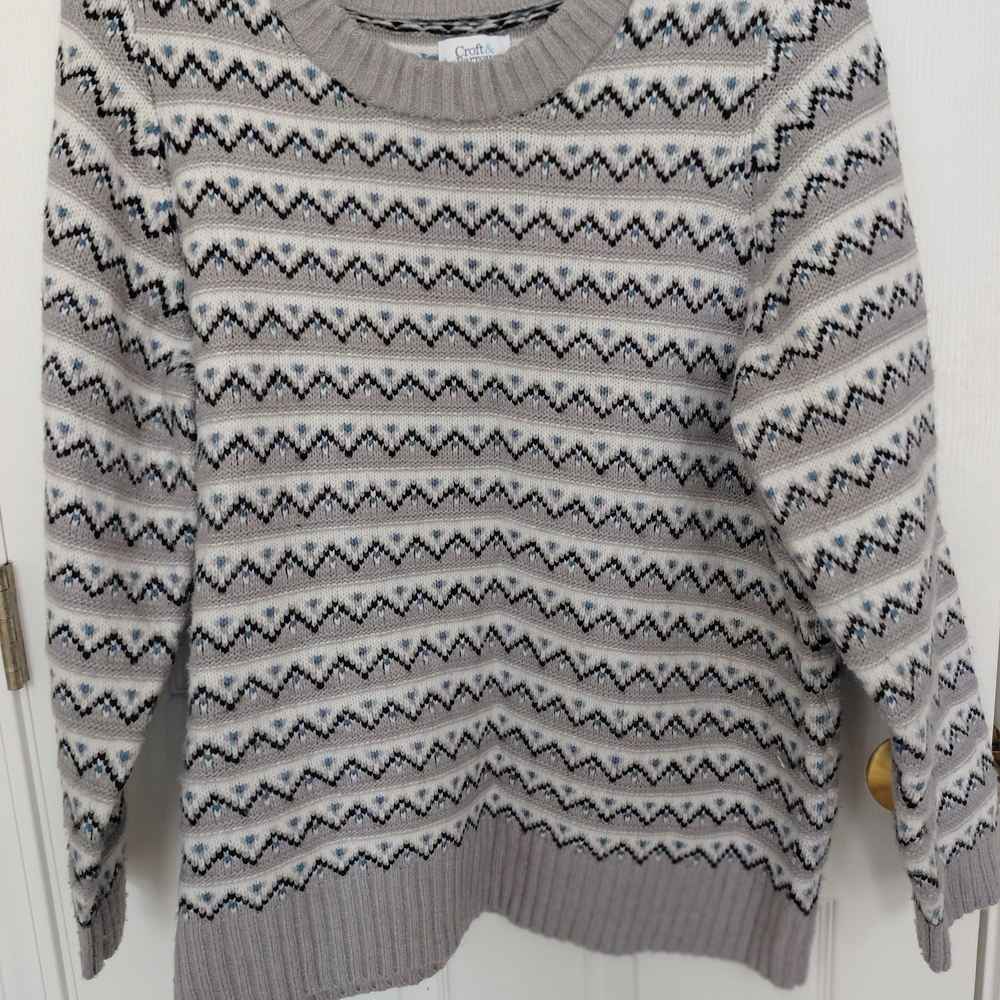 Croft & Barrow Women's Beige and Black Chevron Sweater